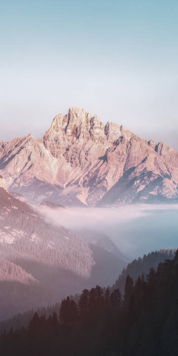 巍峨的山峰云雾缭绕风景手机壁纸
