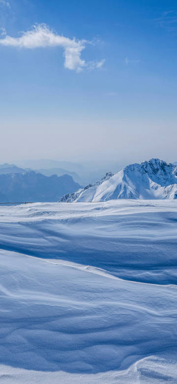 蓝天白云下的绝美雪山手机壁纸