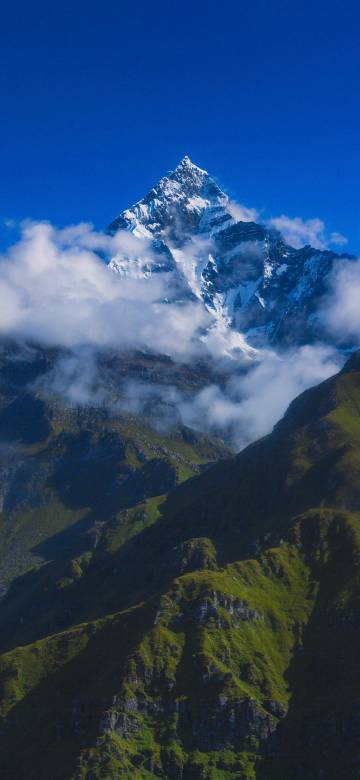 巍峨雪山云雾绕风景手机壁纸