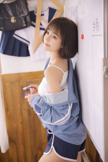 白色吊带蓝色热裤短发美女手机壁纸