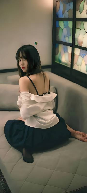 黑色吊带坐沙发上的性感小姐姐手机壁纸